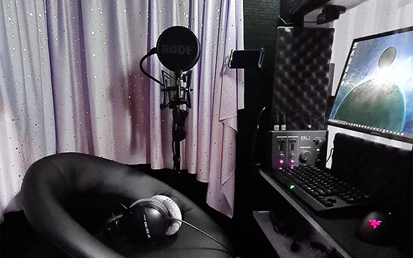 professional broadcast quality home studio voiceover actor booth with microphone, monitor, headphones, interface and acoustic soundproof foam, source connect standard access for clean high quality voiceover audio recording.